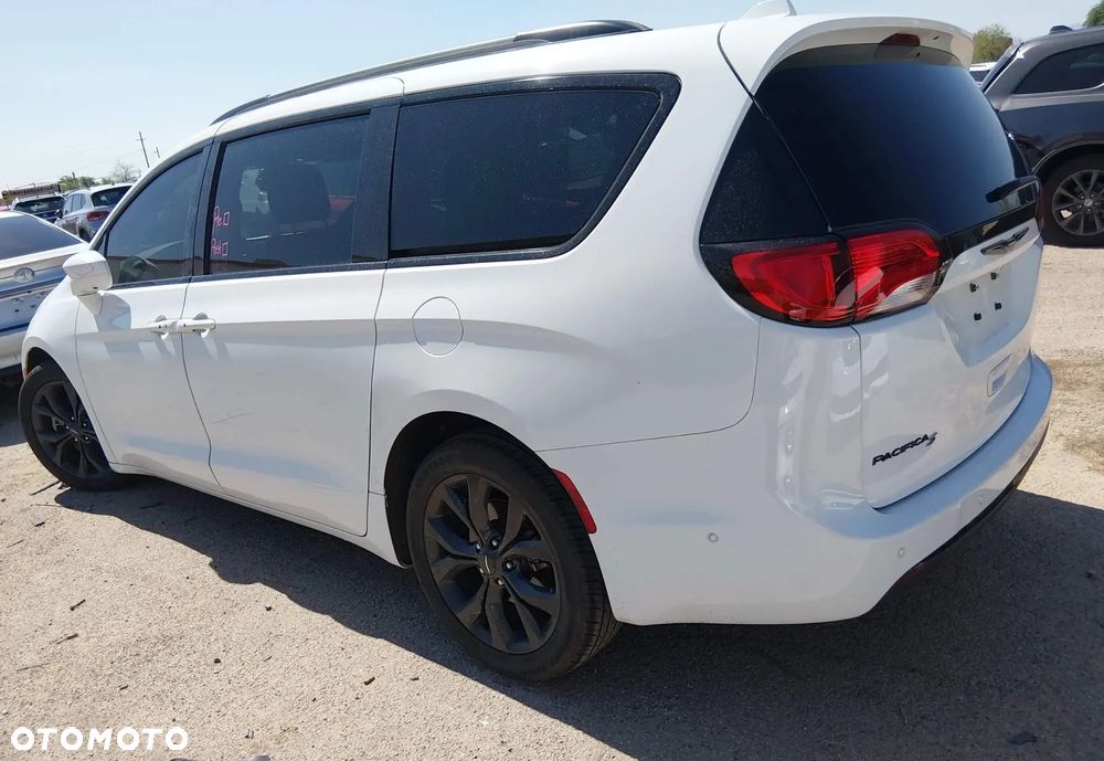 Chrysler Pacifica - 2