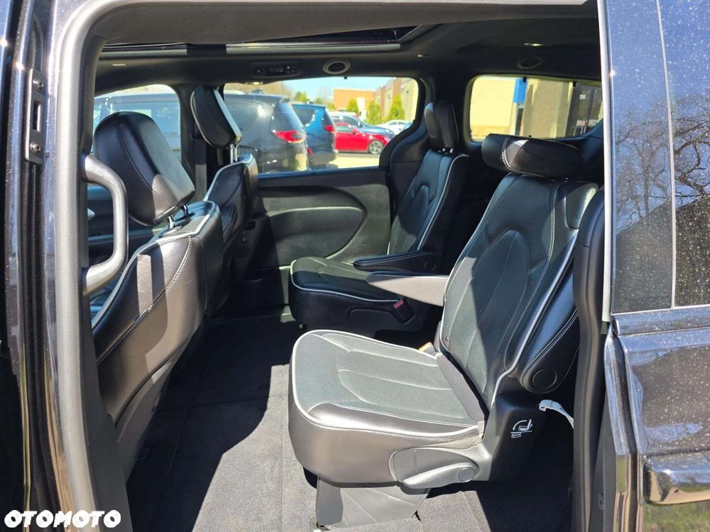 Chrysler Pacifica - 12