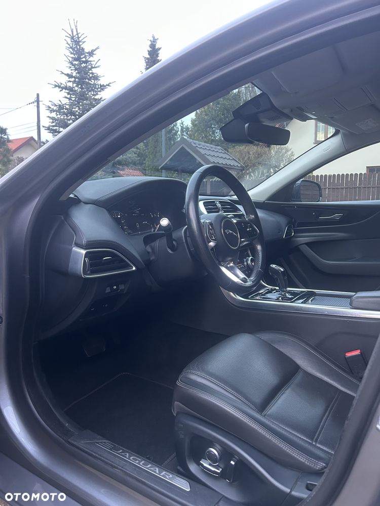 Jaguar XE 20d Prestige - 11