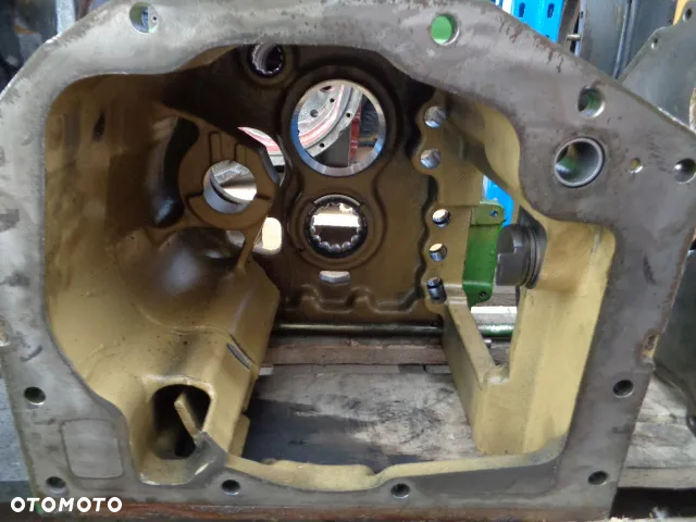 Obudowa skrzyni PowerQuad John Deere 6100 6200 6300 6400 - 8