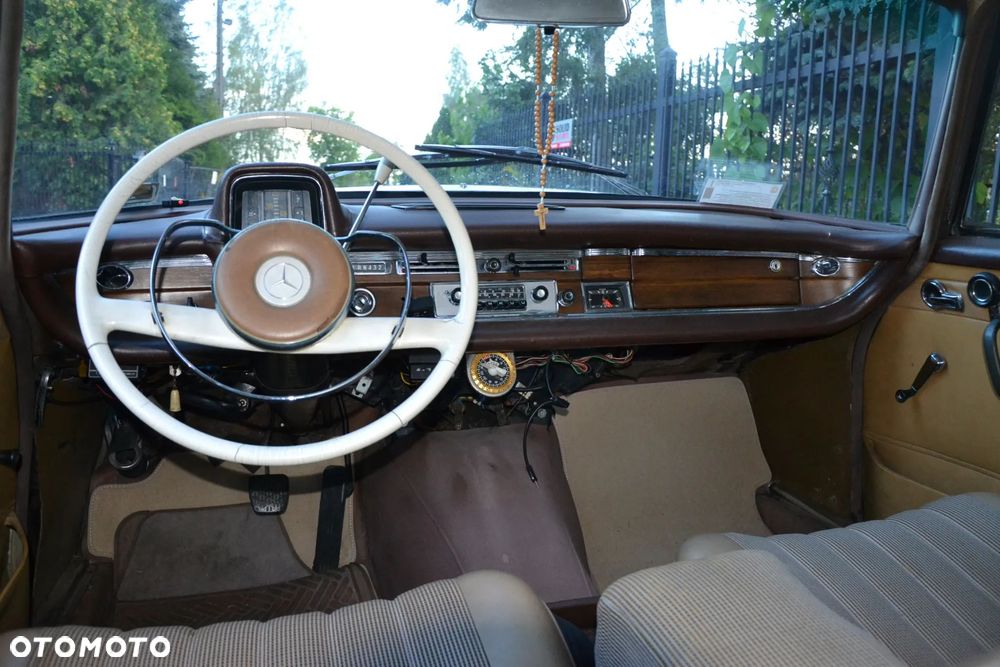 Mercedes-Benz W111 - 12