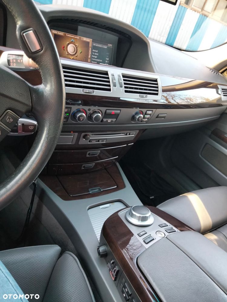 BMW Seria 7 750i - 9