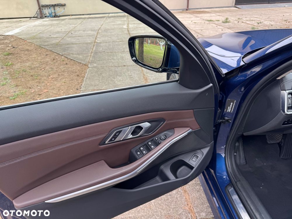 BMW Seria 3 320d xDrive Luxury Line sport - 23