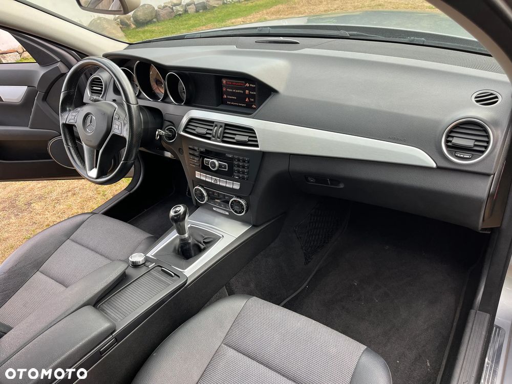Mercedes-Benz Klasa C 180 CGI BlueEFFICIENCY Avantgarde - 35