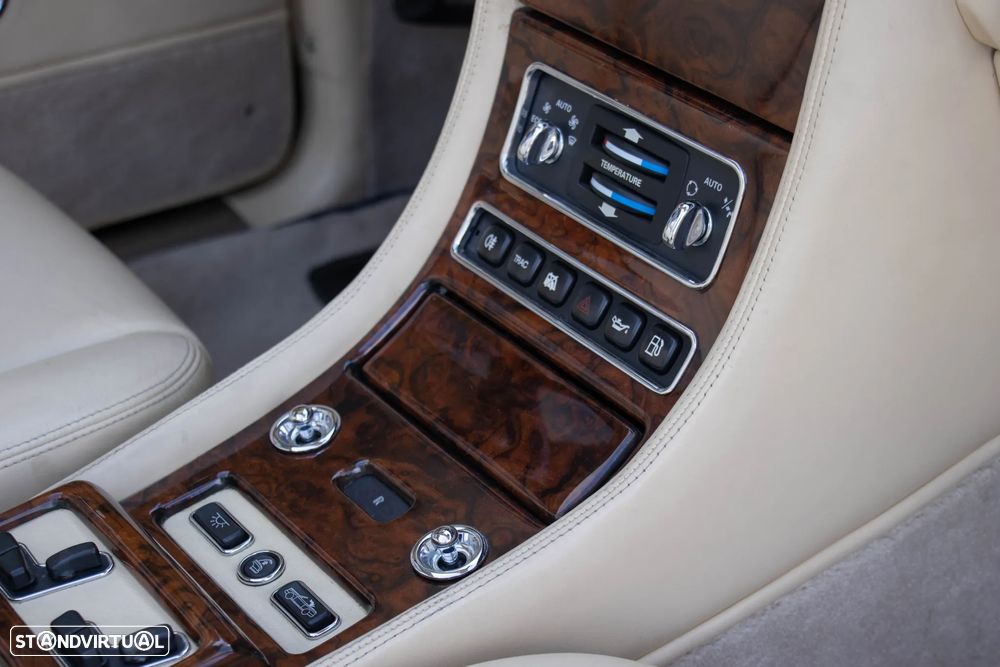 Rolls Royce Corniche Standard - 38