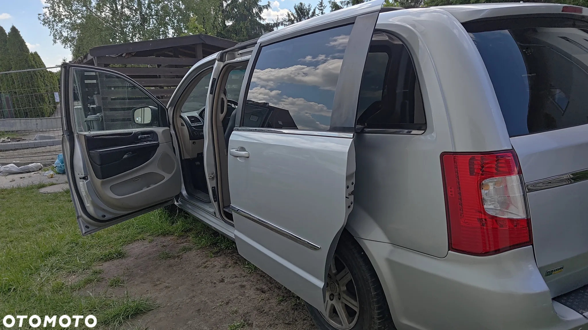 Chrysler Town & Country - 4