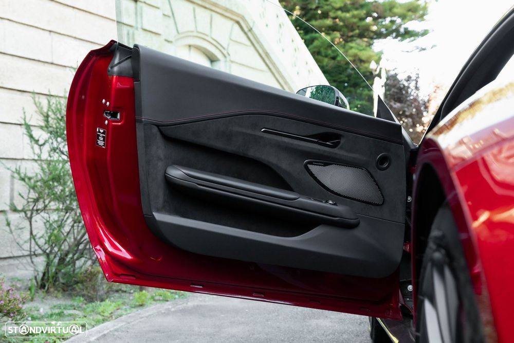 Aston Martin Vantage Coupe V8 - 38