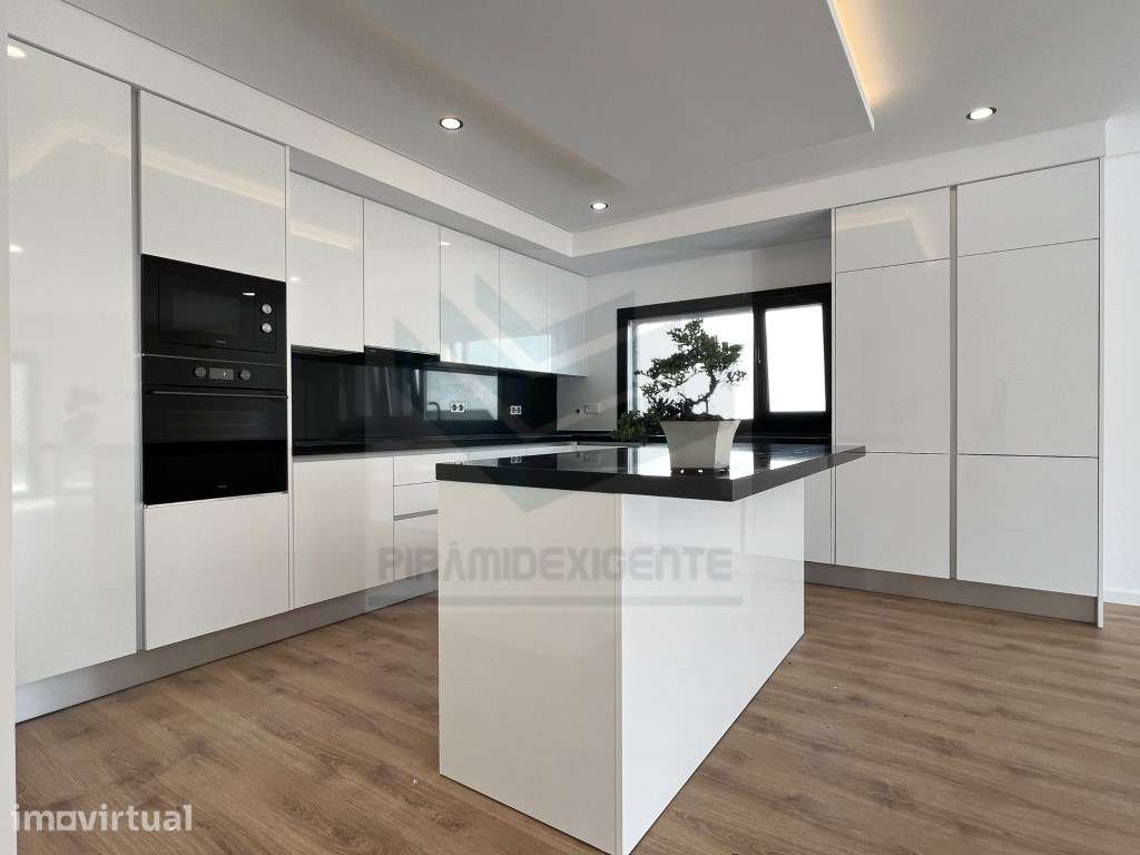 Ampla Moradia T4 em Azeitão: 72m² Open Space, 3 Suítes - Grande imagem: 3/32