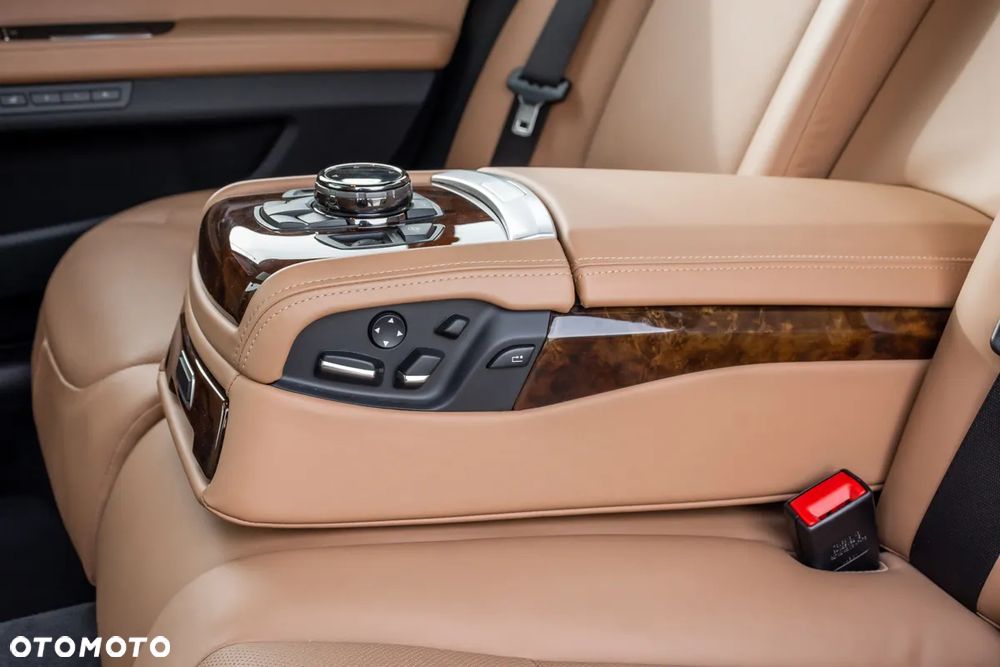 BMW Seria 7 760i L - 8