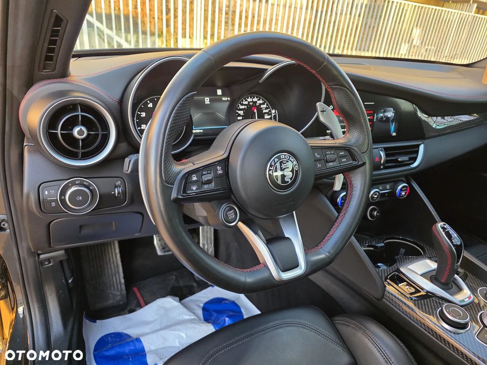 Alfa Romeo Giulia 2.0 Turbo 16V AT8-Q4 Estrema - 10