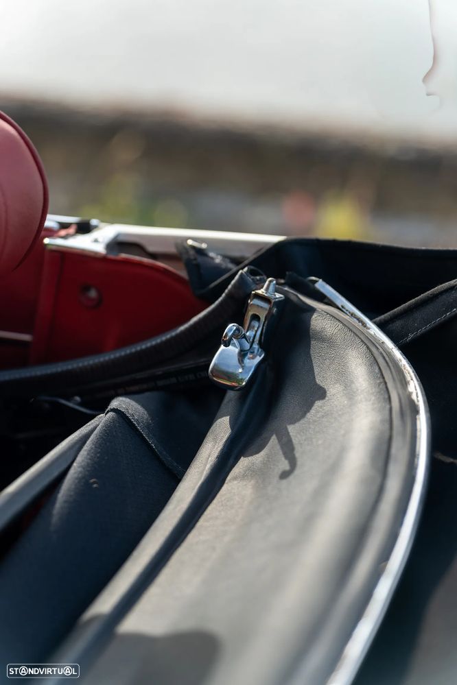 Jaguar E-Type - 36