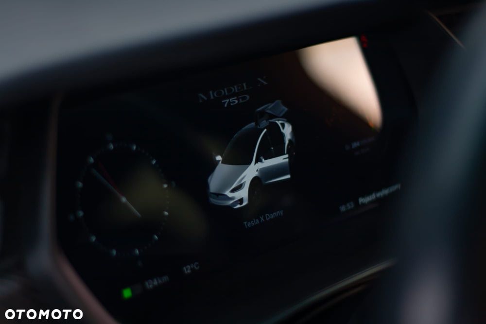 Tesla Model X - 10