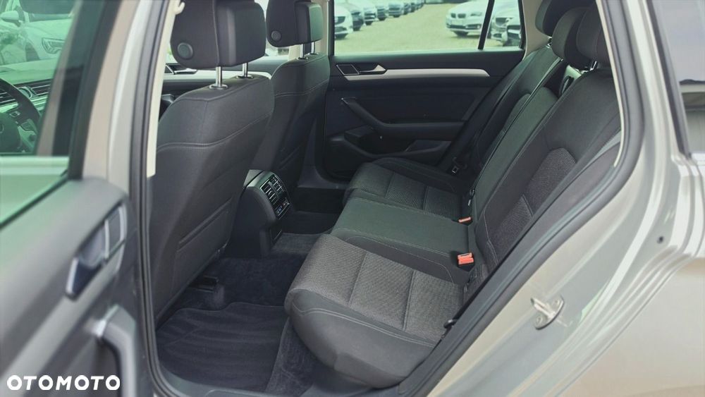 Volkswagen Passat 2.0 TDI SCR DSG Comfortline - 8