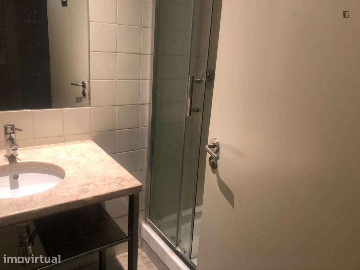 Quarto - localizado em Intendente Lisbon - Grande imagem: 3/12