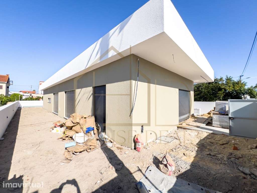 LUXUOSA Moradia Térrea T4 com Garagem e Piscina. FERNÃO FERRO - Grande imagem: 5/30