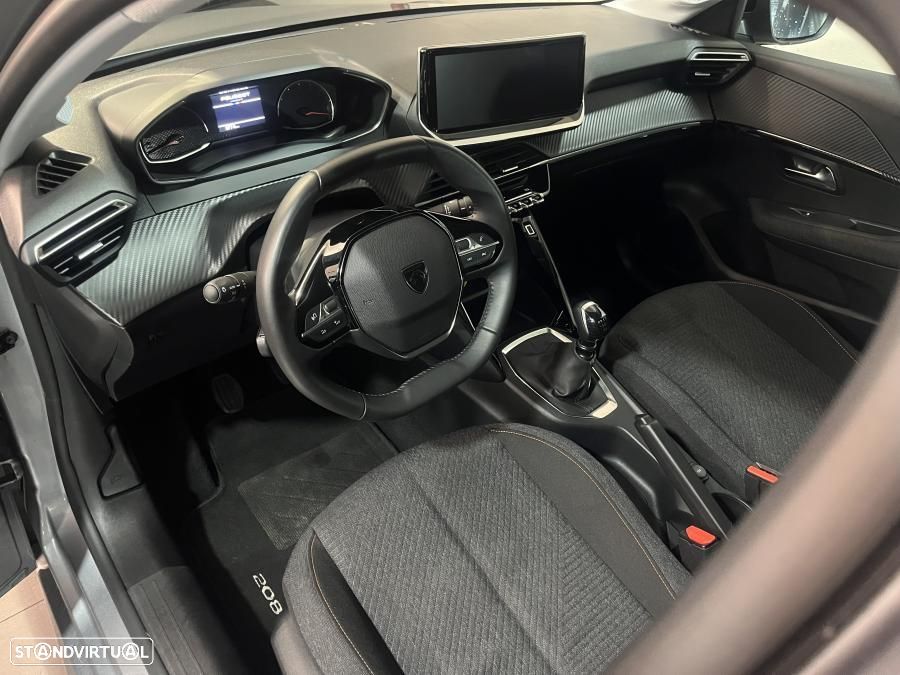 Peugeot 208 - 8