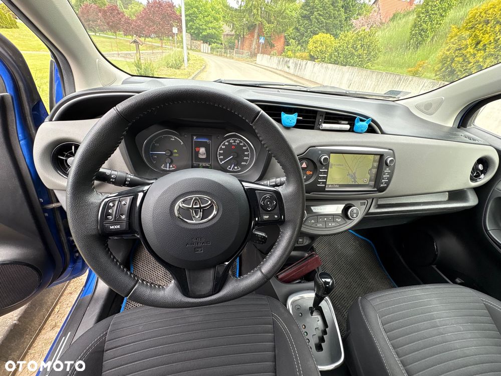 Toyota Yaris Hybrid 100 Selection - 17
