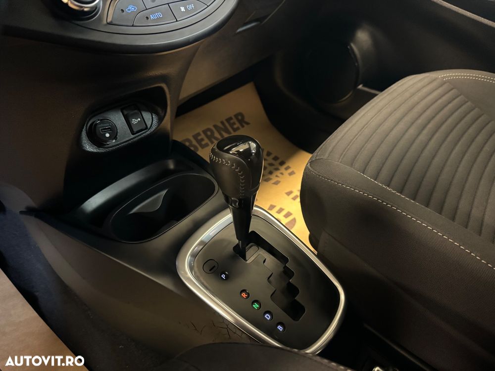 Toyota Yaris 1.5 VVT-i HSD Bi-Tone G&B - 17