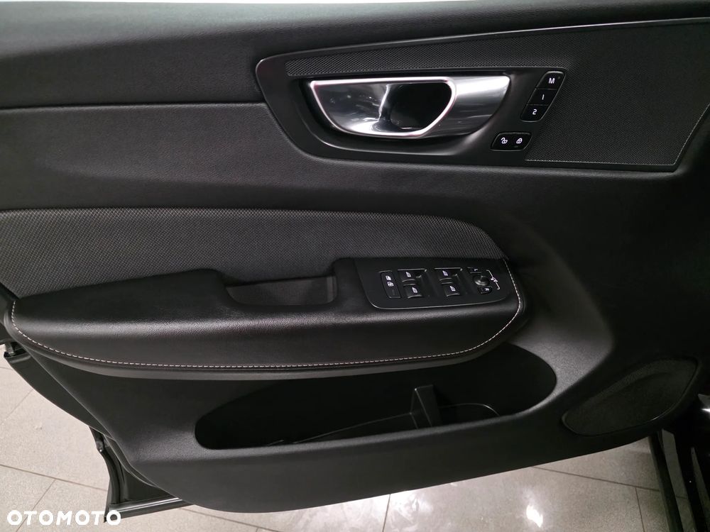 Volvo XC 60 B4 D Plus Dark - 24