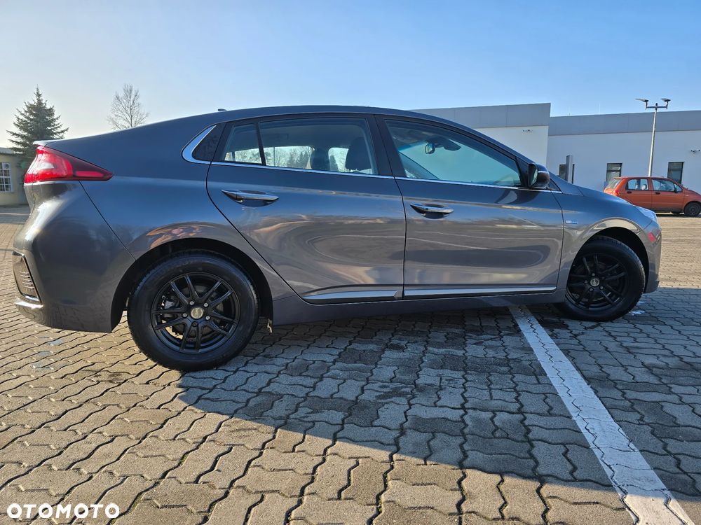 Hyundai IONIQ - 4