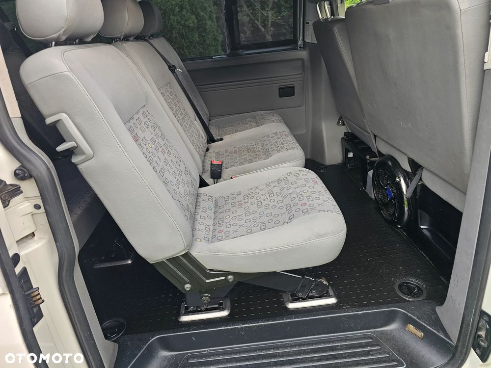 Volkswagen Transporter Shuttle Lang - 13