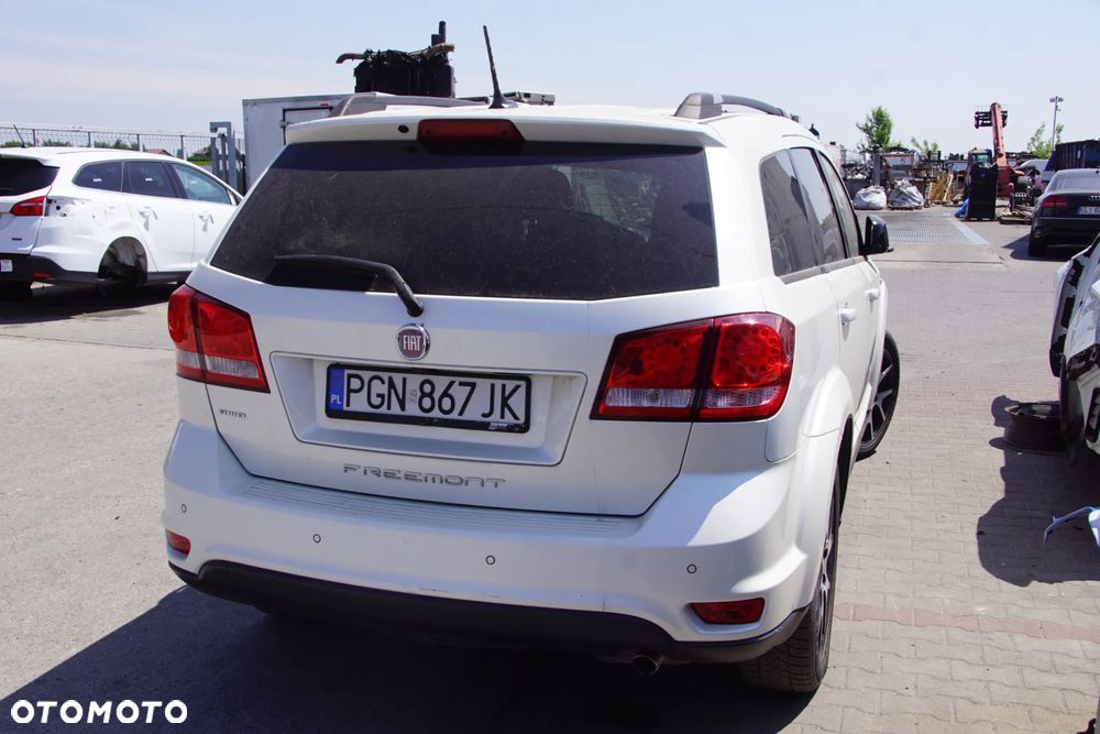 Auto na części - Fiat Freemont 2.0 MultiJet 170 KM 939B5000 62TE PWH 2014R Silnik Skrzynia Drzwi Maska Błotnik Klapa Zderzak Lampa Lusterko Klamka Szyba Deska Kokpit Sterownik Moduł Czujnik Licznik Wyświetlacz Panel Kierownica - 7