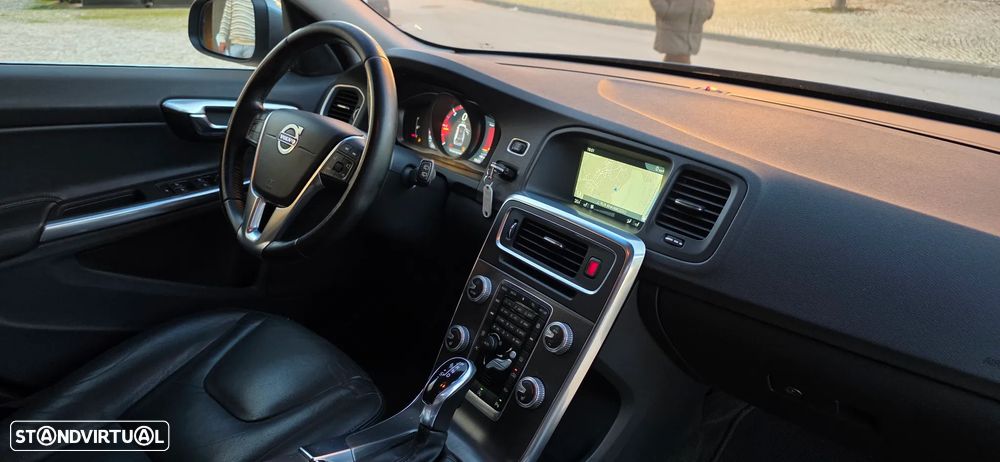 Volvo V60 2.0 D4 Momentum Geartronic - 16