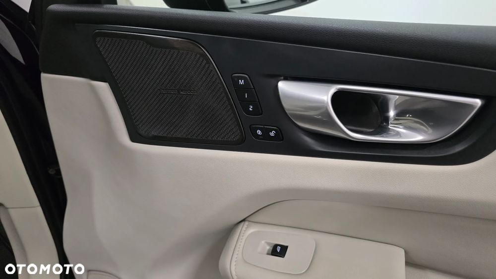 Volvo XC 60 B4 D Plus Dark - 21