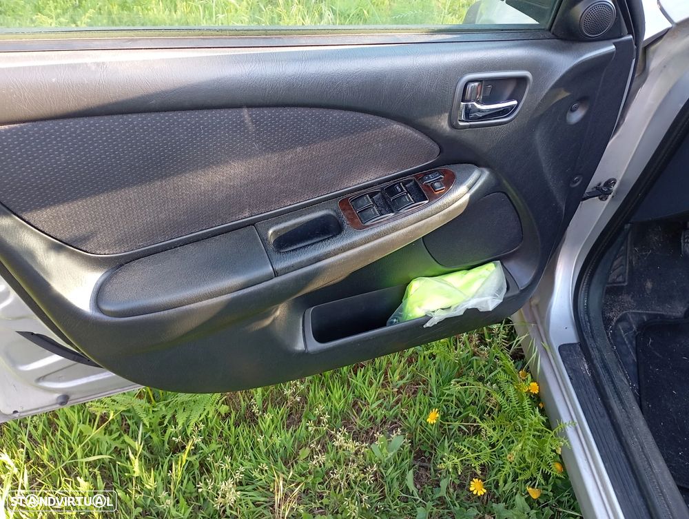 Toyota Avensis S/D 1.6 Executive - 5