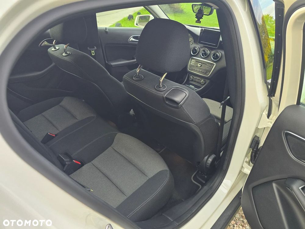 Mercedes-Benz GLA 180 7G-DCT - 10
