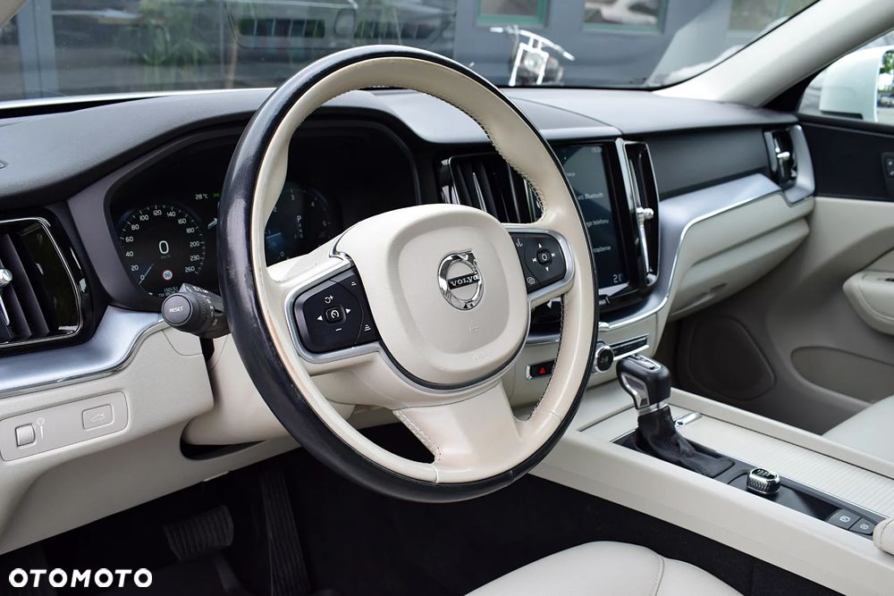 Volvo XC 60 D4 AWD Momentum - 4