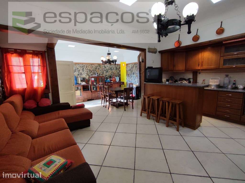 Moradia de 2 pisos com comércio - Fratel - Grande imagem: 3/26