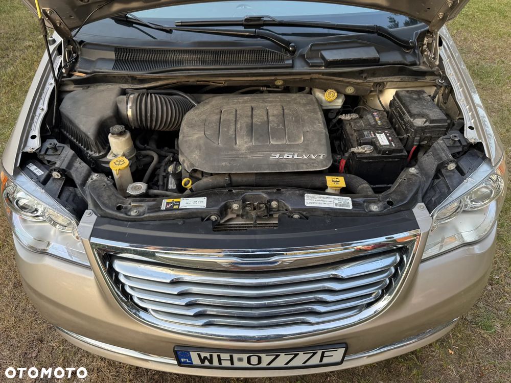 Chrysler Town & Country 3.6 Limited - 21