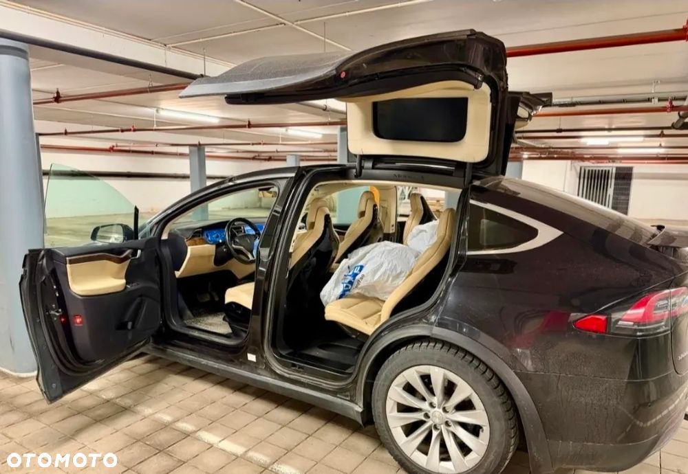 Tesla Model X - 18