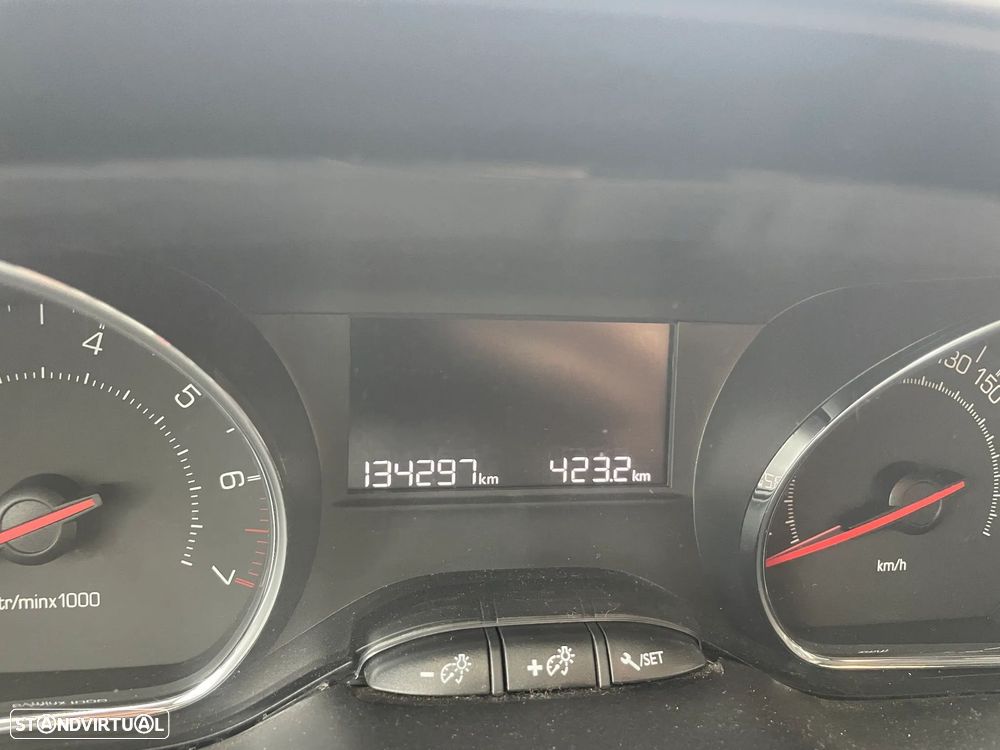 Peugeot 208 - 11