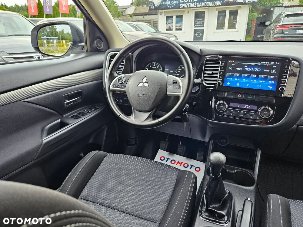 Mitsubishi Outlander 2.0 Invite + 2WD - 24
