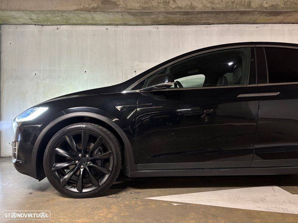 Tesla Model X 90D - 14