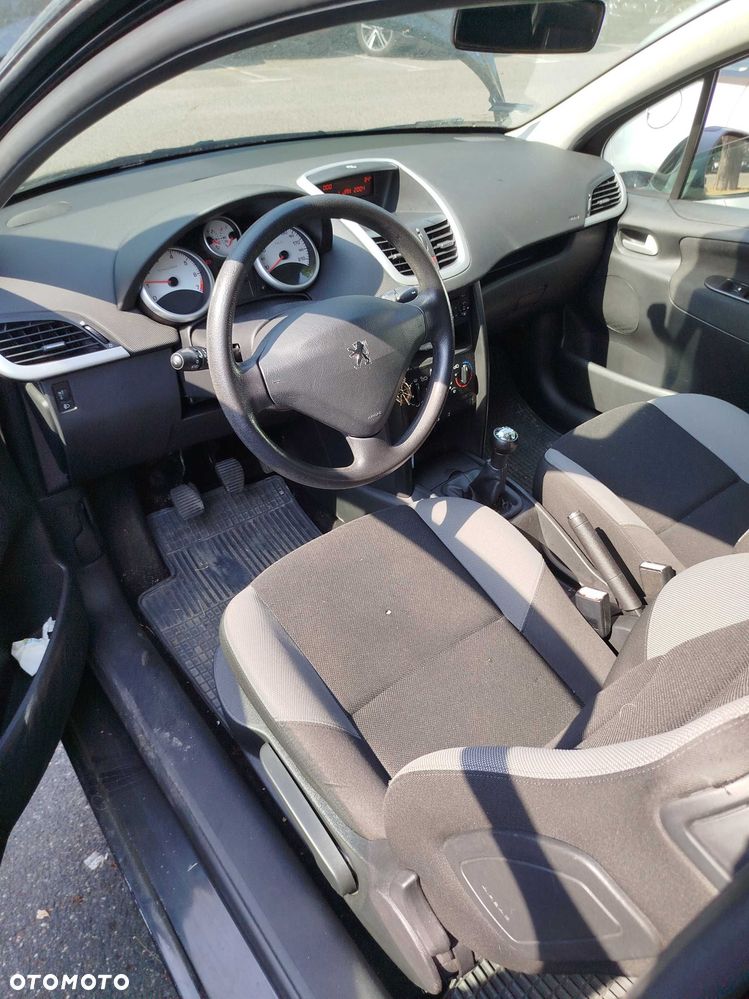 Peugeot 207 - 1