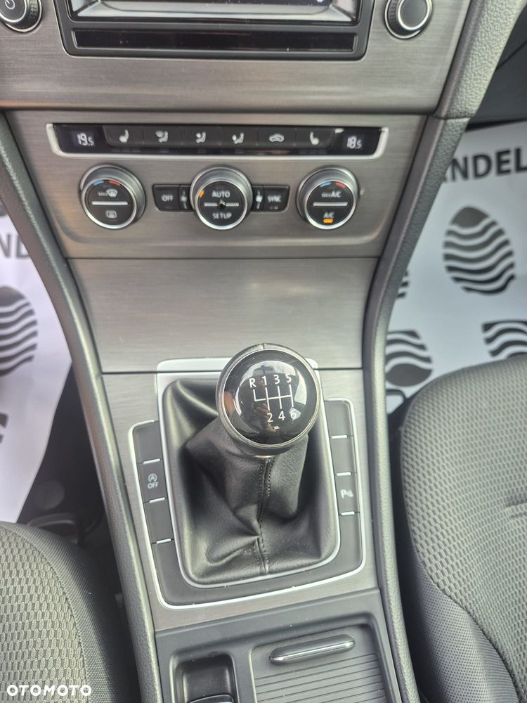 Volkswagen Golf - 22