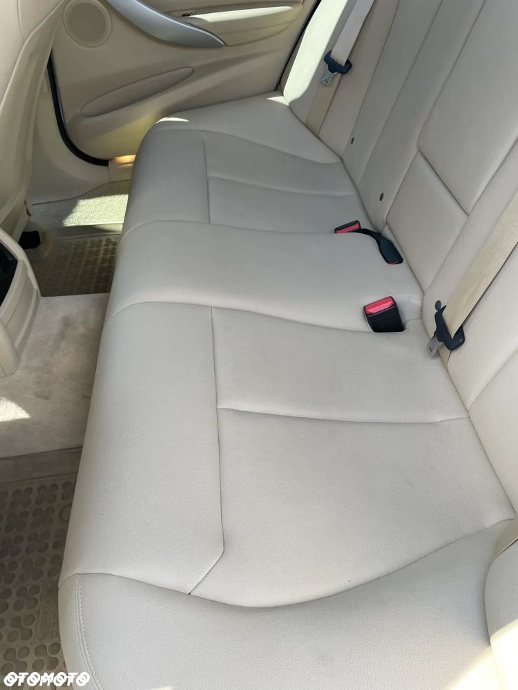 BMW Seria 3 320i xDrive - 13