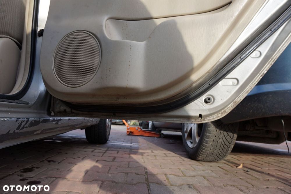 DRZWI TYLNE PRAWE COROLLA VERSO I E12 1D9  SREBRNY TOYOTA 2001-2004 - 9