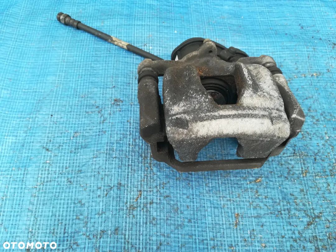 Audi A4 B9 A5 8W Zacisk Hamulcowy Tył Lewy 8W0405BA - 1