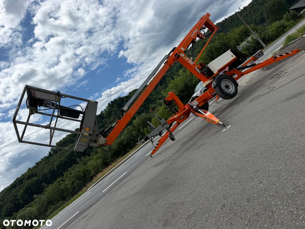 Nifty 120TAC Zwyżka koszowa 12 metrów Podnośnik HDS. jak nówka z salonu. 2016 rok. PRĄD 230v. 4 sekcje sterowania na dole. Nowy model! Z komuny Norweskiej. Używana była 1 raz do roku. Serwisowana w DEKRA do końca OKAZJA. Zwyżka Obrotowa. Poziomowanie kosza. Pełna Hydraulika. Sterowanie góra dół! Wysuwane ramie. Wieniec tryby zero zużycia! Ani deka luzów i wycieków.  Mała lekk i zwinna zwyżka o potężnym zasięgu. OKAZJA TANIO - 37