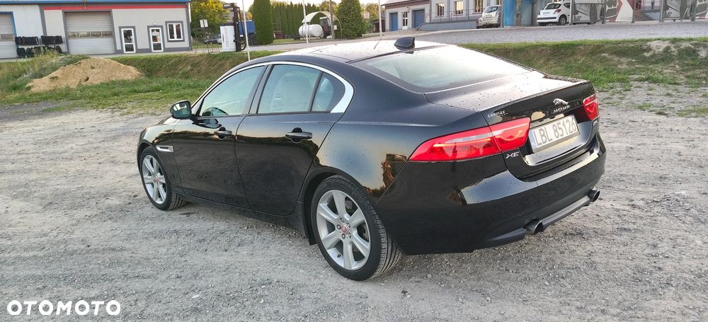 Jaguar XE 2.0 T Prestige - 4