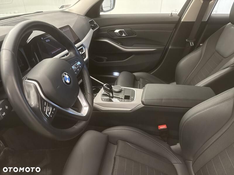 BMW Seria 3 318d MHEV - 11