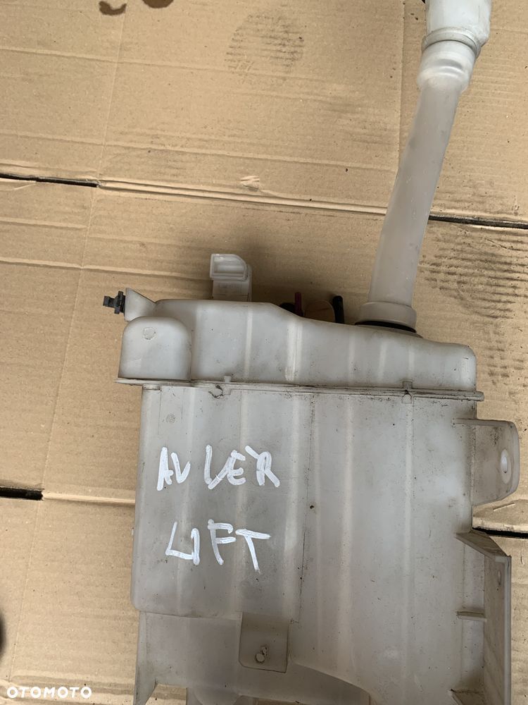 Zbiorniczek płynu do spryskiwaczy Toyota Avensis Verso Lift 03-05r. - 1