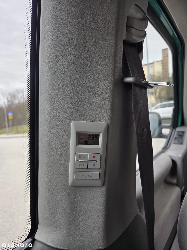 Volkswagen Caravelle - 10