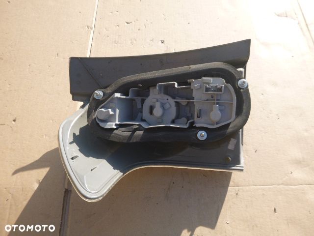 LAMPA PRAWY TYŁ PRAWA TYLNA TOYOTA COROLLA VERSO II - 13