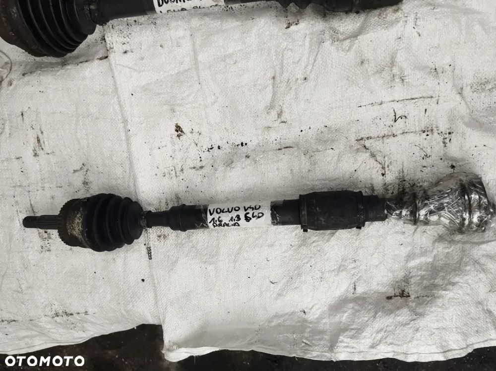 VOLVO V40 S40 1,8 16V PÓŁOS Z PRZEGUBEM 1,6 16V prawa 1,9td - 1