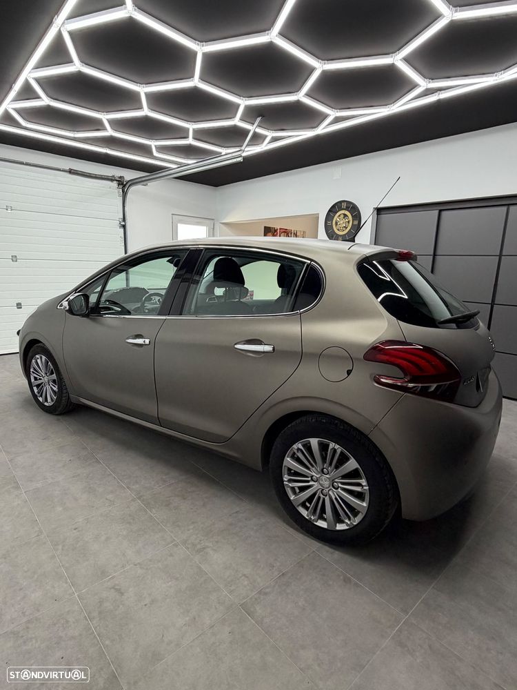 Peugeot 208 1.2 PureTech Allure EAT6 - 5